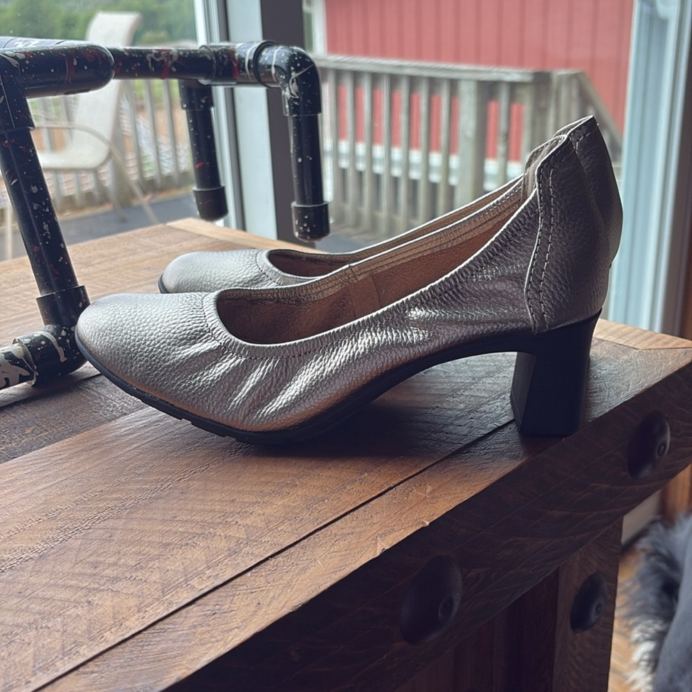 Clarks Women's Neiley Pearl Metallic leather pumps. 9.5
